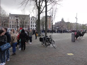 Dit is dus maar 1/3 van de rij voor het Anne Frank Museum. Een derde!!!