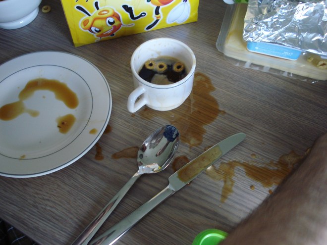 De Honey Pops en de koffie waren zo lekker dat Het Vriendje vond dat ze allebei OVERAL moesten liggen. 