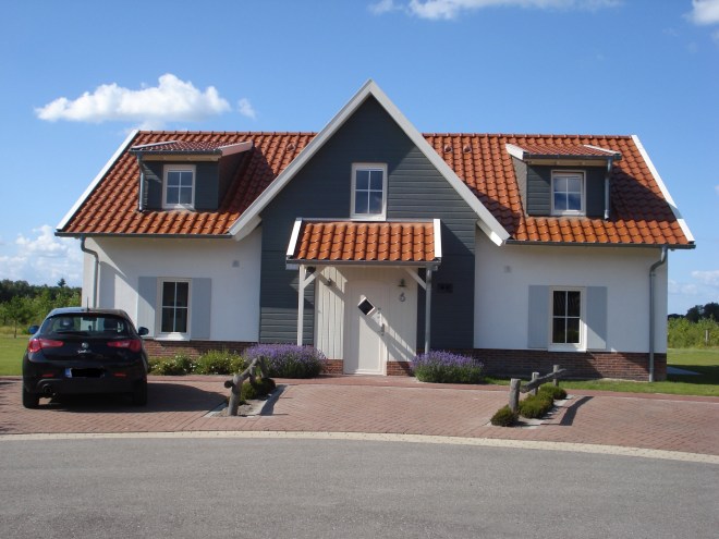 Dit zijn eigenlijk drie huisjes, het linkse deel was van ons. En zo een hele wijk vol. Heel Wisteria Lane eigenlijk. 