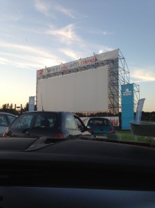 Als je in je eigen auto naar een film kijkt, mag je zo hard en zo belachelijk lachen als je wil. Altijd een voordeel. 