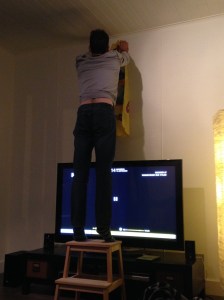 Weg ermee! Met de vlag he, niet met Het Vriendje. Die mag blijven. 