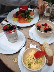 Oh ja, gisteren gingen we ook ontbijten. Dit was trouwens niet alleen voor mij hé. Ook al zou ik het wel willen. 