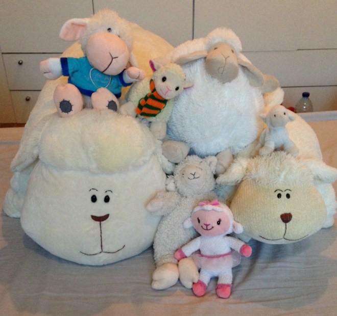 Bovenste rij: Paessuki - Smalley - Bipper - Lammie. Onderste rij: Buddy - Anonymous - Thony - Marcel. Cameo in de rechterbovenhoek: een fles water vandenaldi.