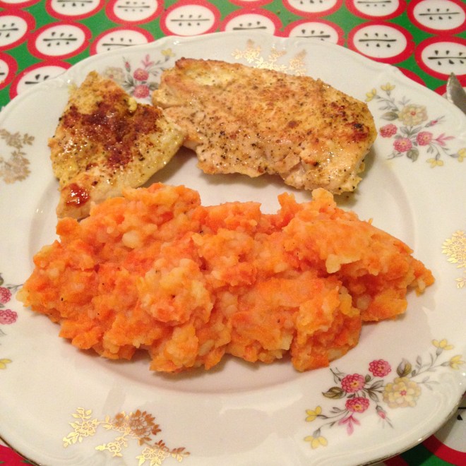 Kip met wortelpuree (3/4 wortels, 1/4 aardappel).