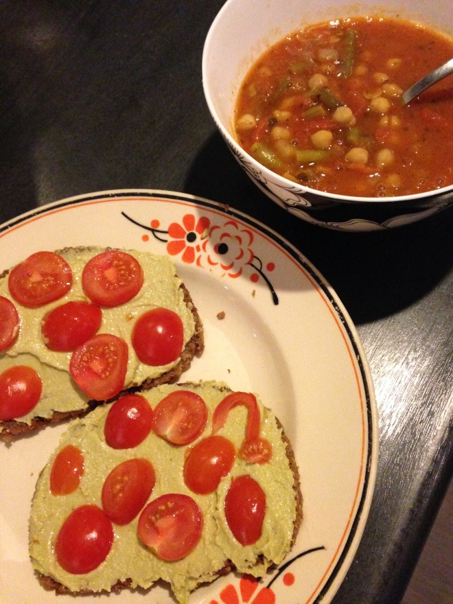 Heel donker brood zonder suiker met hummus en kerstomaatjes, met kikkererwtensoep van de Bio Planet. 