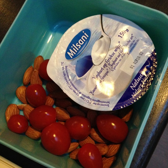 Tussendoortjes voor mee te nemen naar het werk: griekse yoghurt, noten en kerstomaatjes. 