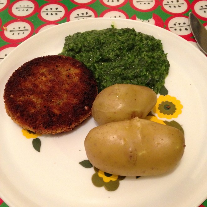 Wortelburger (lange leve de Bio Planet) met spinazie en aardappels. Uiteindelijk at ik maar 1 aardappel, en gaf ik de tweede aan Het Vriendje. 