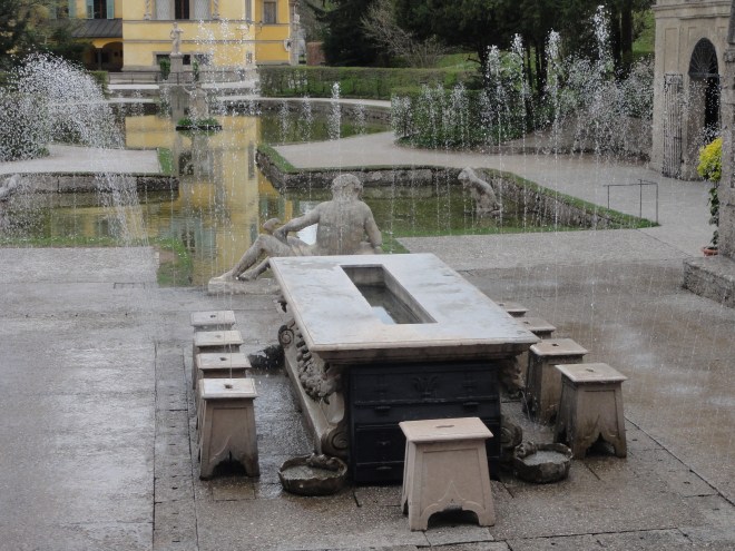 Besluit: vertrouw nooit een aartsbisschop. 