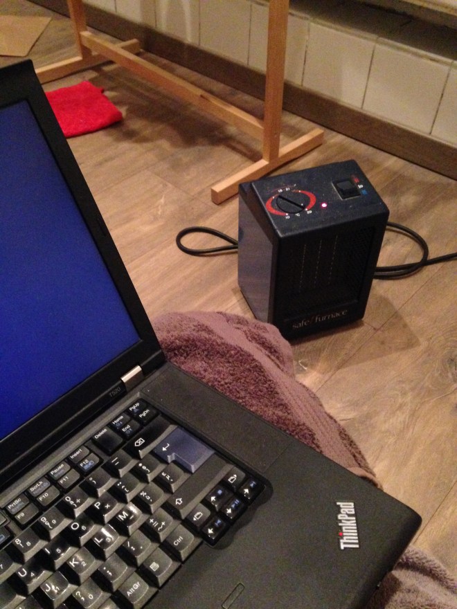 Een vrije feestdag waarop ik niets anders te doen heb dan blogjes lezen voor mijn badkamervuurtje is ook goed voor het gemoed. 