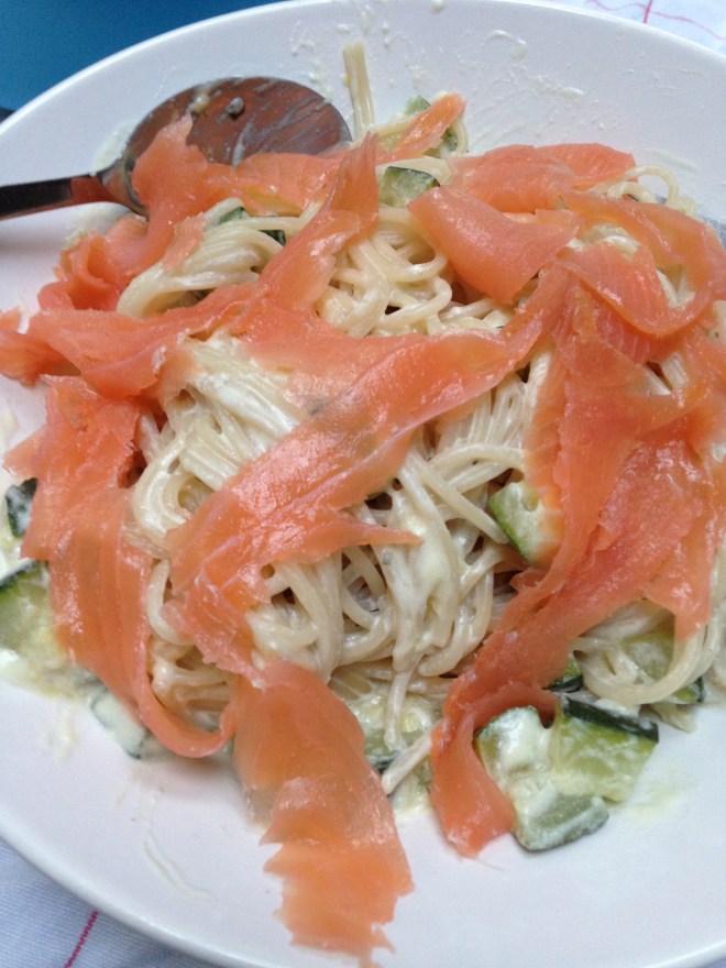 Speltpasta met courgette en gerookte zalm, ook wel gekend als het  allerbeste dat ik in die vijf maanden at. 