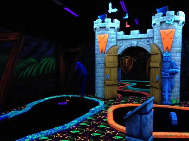 Als het regent op vakantie, is glow in the dark minigolf altijd een optie. Eigenlijk ook als het niet regent. Groovy. 