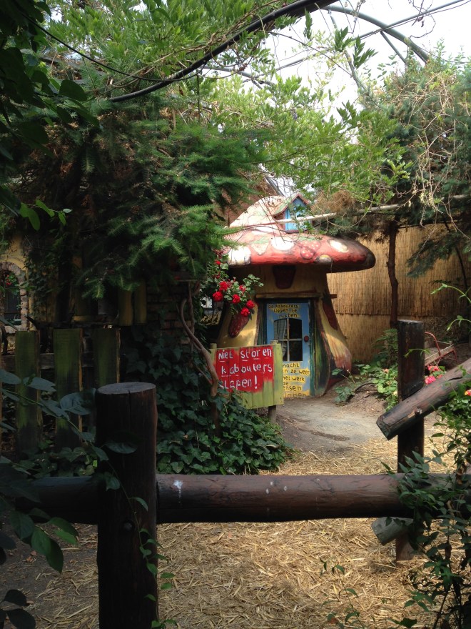 Aardbeienland, waar volwassen mensen twee uur lang weer kinderen worden op zoek naar verborgen hints en verrassingen. 