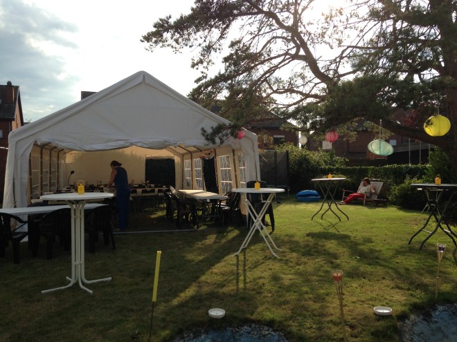 Een kwartiertje later stond het hier vol volk. En taart.