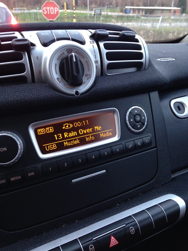 Zoals jullie weten is mijn auto kapot, stuk, ten dode opgeschreven. Ik heb de Smart van mijn ouders kunnen overkopen, en zij hebben een nieuw model gekocht. Dus nu cruise ik weer over de baan, met mijn trouwe Stix :) 