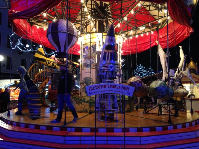 Er stond een heel originele molen met onder andere een raket die tijdens het ronddraaien tot boven de molen uitsteeg. 