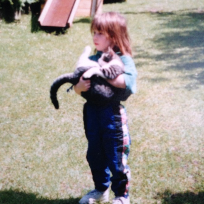 Nog steeds een crazy cat lady in bedenkelijke joggingbroek. 