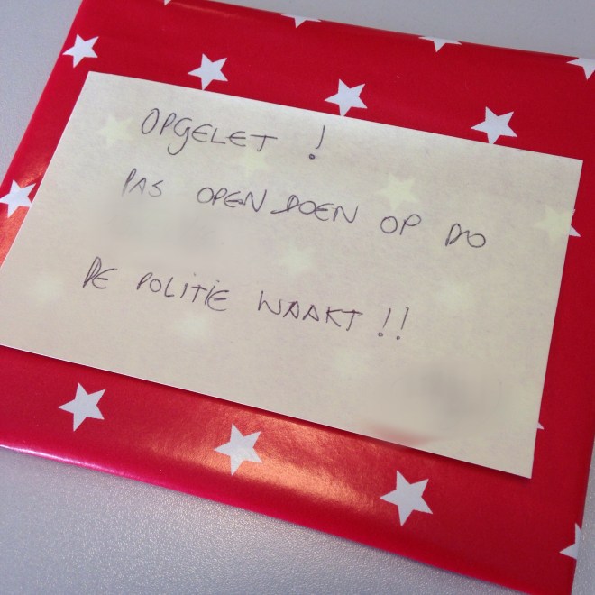 Cadeautjes en dreigementen, altijd een topcombinatie. 