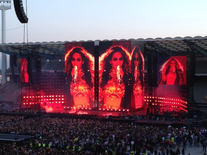 De force is zo sterk bij Beyoncé dat ze zichzelf moeiteloos kloont, zodat ze met een grotere groep is om ons te dwingen tot onderwerping. 