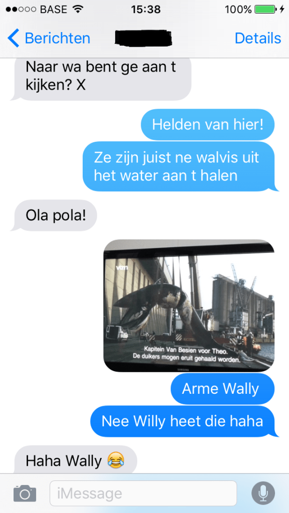 Dat moment waarop ge met uw BFF aan het sms'en zijt over uw tv-avonturen en ge kent eventjes uw filmklassiekers niet meer. 