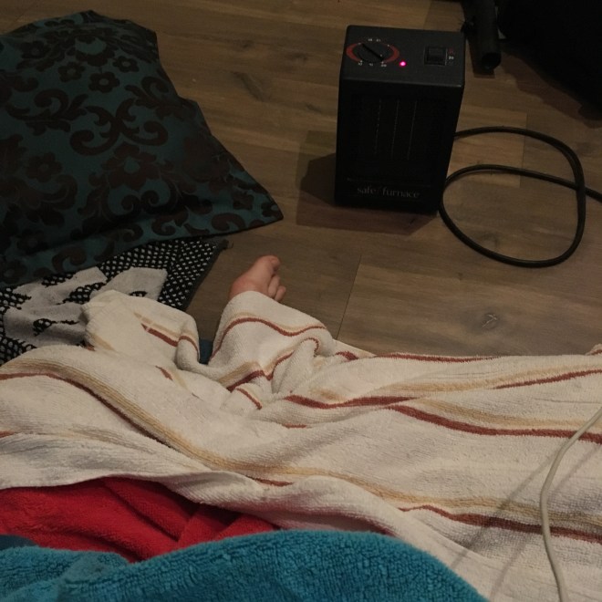 Mijn dag start elke dag op dezelfde manier, ook als ik zoals gisteren een dagje verlof heb: gewikkeld in zo veel mogelijk handdoeken, voor mijn vuurtje. 