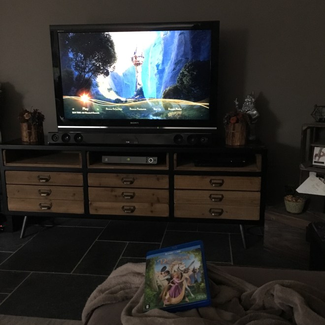 Tangled kijken en proberen wakker te blijven in de zetel. 