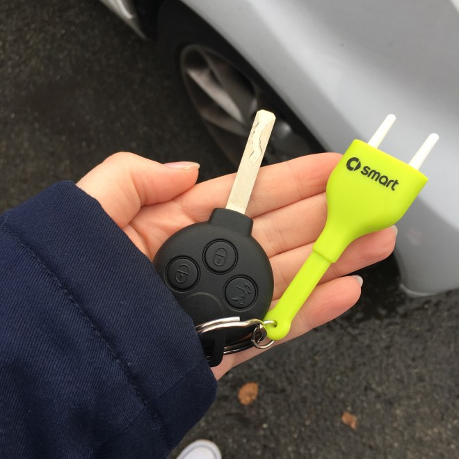 In de garage hadden ze gezegd om eens te proberen om hem in gang te krijgen met de reservesleutel, omdat het probleem misschien bij de sleutel lag en niet bij de auto zelf. Niet dus, en ik droop teleurgesteld terug af naar huis.  