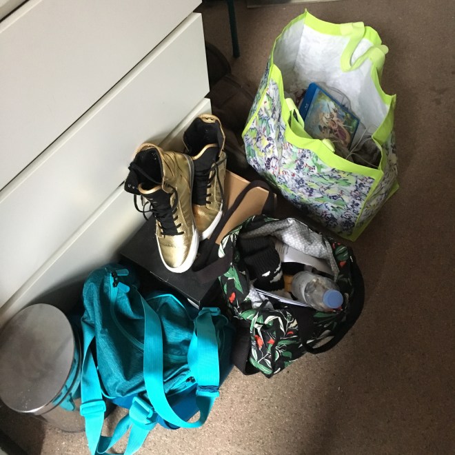 Vertrekken naar de BFF en intussen niet snappen hoe een gang die een paar dagen geleden nog gekuist werd al opnieuw een stort kan zijn. 