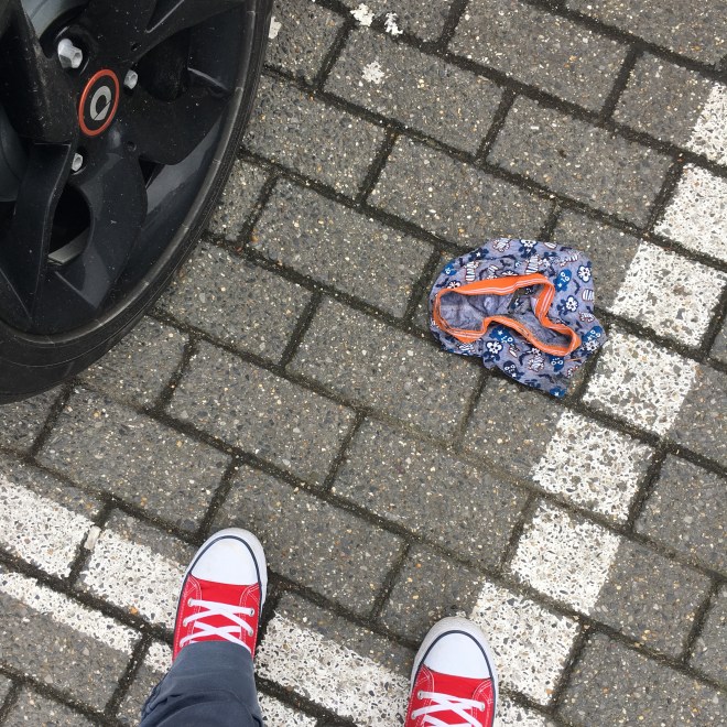 Nog eventjes langs de Spar voor middageten. Ik ga niet vergeten waar ik geparkeerd sta, namelijk op de plaats met de onderbroek. WTF? 
